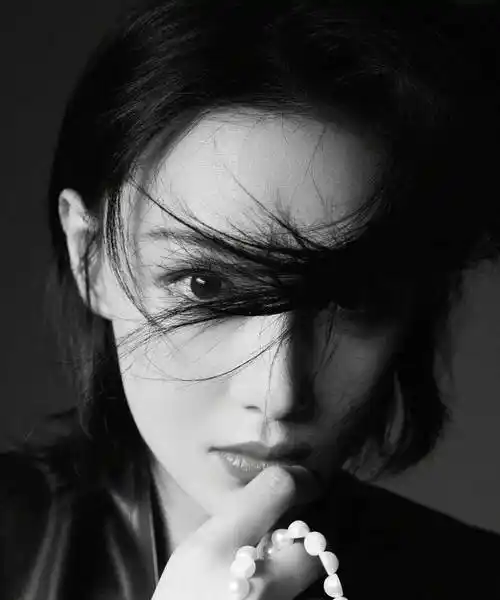 张馨予学男友款穿衣,西装配拖地裤,眼神处理堪称一绝,又是羡慕何捷的