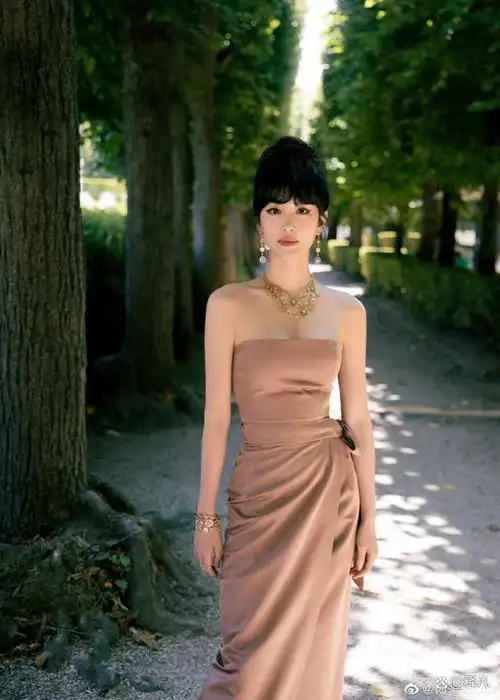 《扫毒3》杨采钰写真露出事业线!肤白貌美太性感撩人