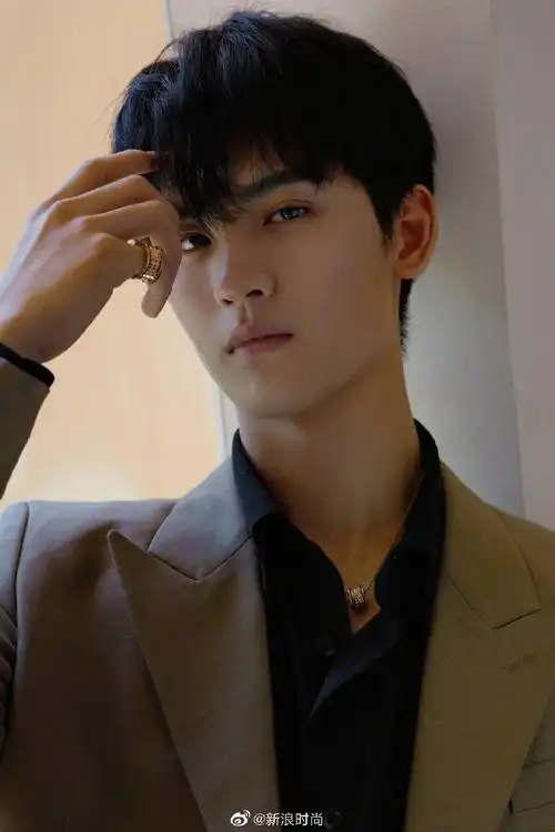 明星画报##黄俊捷初秋复古西装