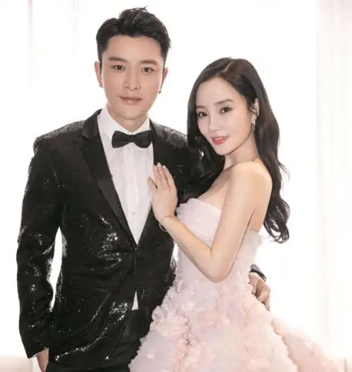 相比之下贾乃亮就低调了许多,官宣分手后几乎从未公开露面,完全将精力