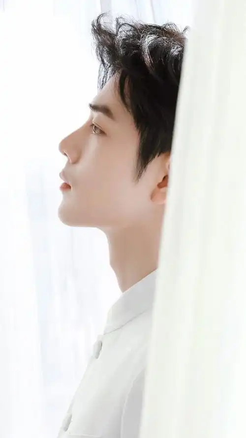 肖战##肖战我喜欢你#阳光打在侧脸上真的太好看了!