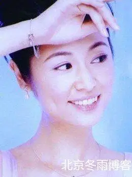 网曝林心如早年婚纱照清纯 甜笑露可爱虎牙