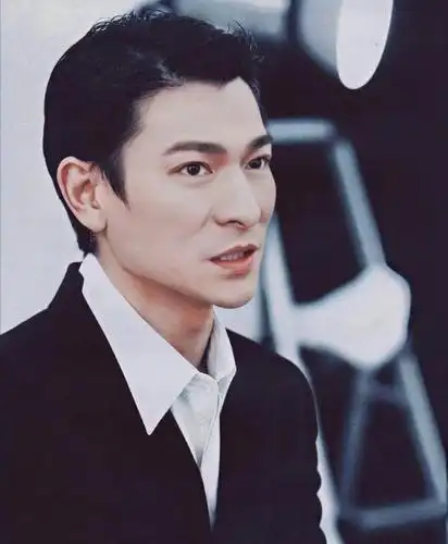 超甜刘德华坐飞机看朱丽倩照片结婚数十年感情仍甜过初恋