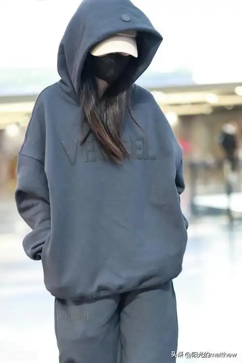 街拍:李沁深灰色连帽卫衣 卫裤 棒球帽休闲随性