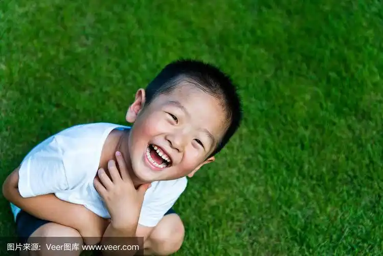 男孩,留白,高视角,人的嘴,黑发,草坪,草,彩色图片,人的脸部,纯洁