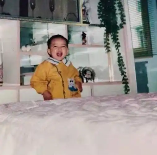 肖战绿洲换头像 肖战绿洲换童年照哈哈哈哈主要是小小战真的实在太可