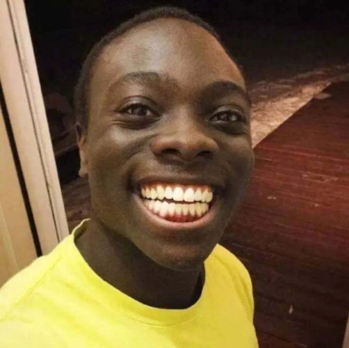 搞笑图:一位黑人男孩每天在ins上分享自己的笑容,看着看着心情莫名