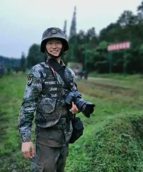 这是军人的动人微笑你被感染了吗