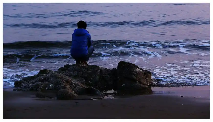 傍晚散步在海边