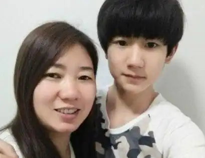 小鲜肉易烊千玺在网上曝出了他为母亲庆生的照片,作为tf boys中的一员