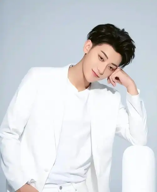 黄子韬现在当了老板,他对拍电影电视剧似乎没以前那么上心了,但明显比