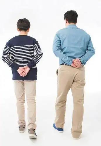 走路姿势"霸气"可能是病