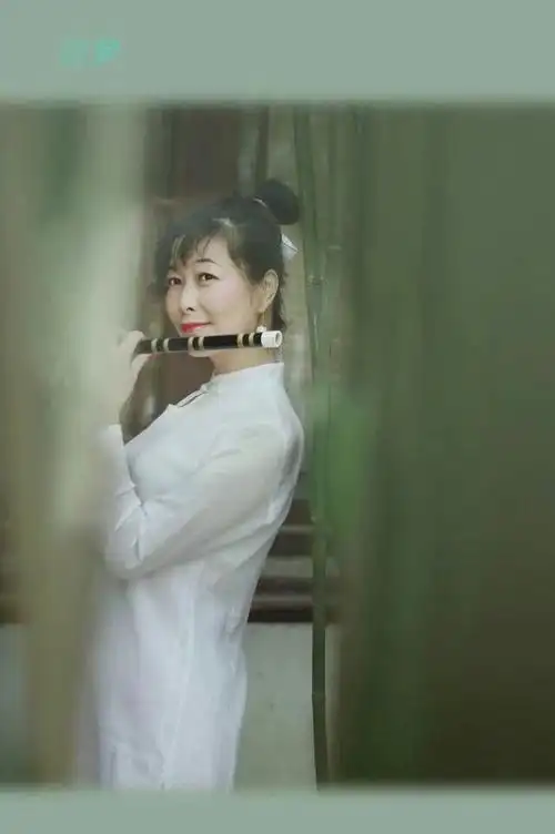 悠扬的笛声,引我穿越古代,见到一位温婉,典雅江南女子,竹林间吹笛,如