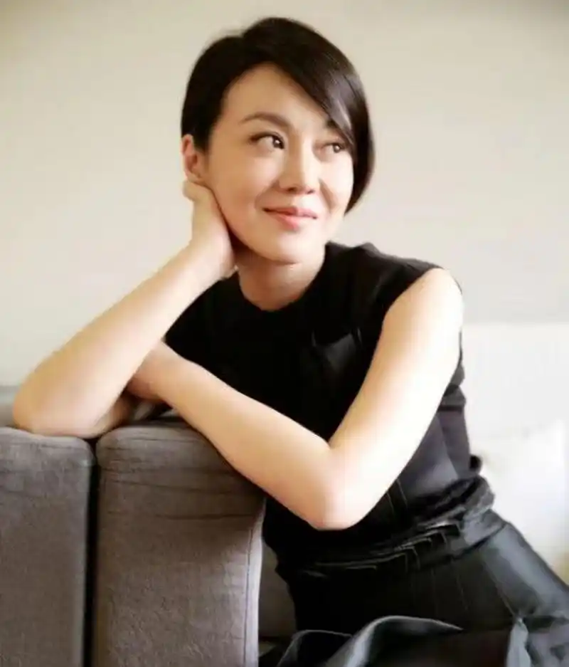 那一天,闫妮焦急地对出租车司机说:"师傅,请您快点,我今天要结婚!