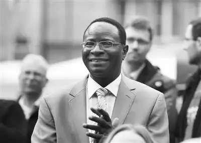 默克尔将三任德总理 德国首次迎来黑人联邦议员