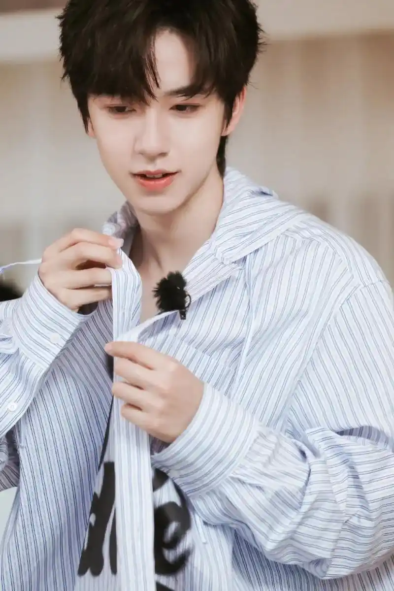 贺峻霖壁纸.#养成系 #贺峻霖 #手机壁纸 #贺峻霖壁纸 # - 抖音