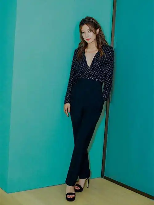 42岁赵薇不服老穿深v上衣秀身材原来发型是关键