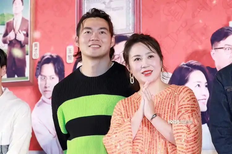 李沁拍《温暖的抱抱》狂笑场 常远被泼60次洗脚水