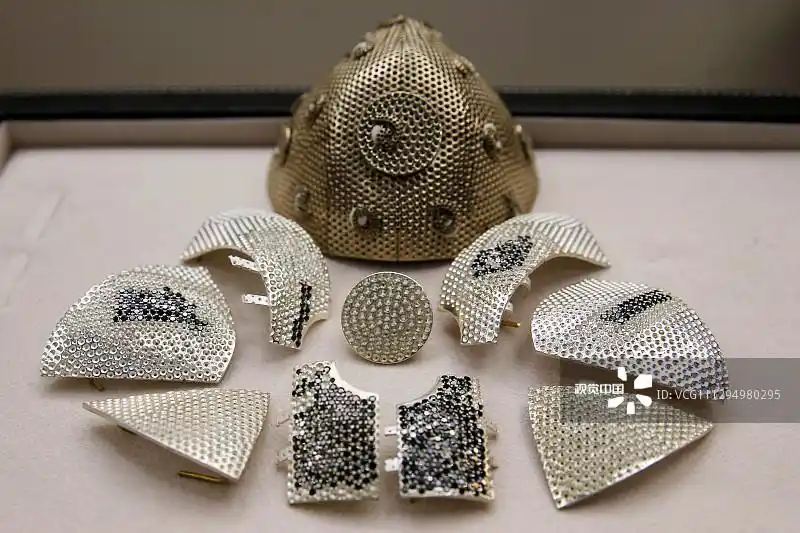 世界最贵口罩 镶嵌钻石价值千万