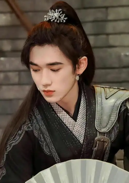 不管是新歌mv造型还是综艺剧本角色要求,宋亚轩每次的古装扮相都让人