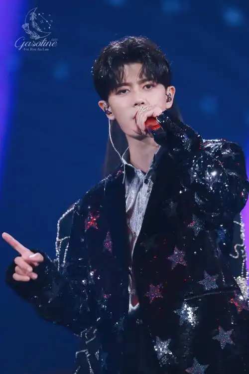 任嘉伦超话[2021]#任嘉伦一任千面#201231 东方跨年流量党慎点大佬