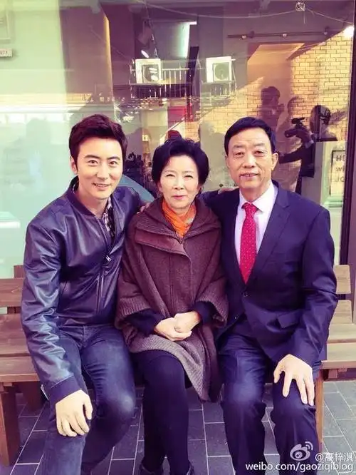 高梓淇带父母参加节目张俪与父母合影杨童舒全家福朱迅王志夫妇曝家庭