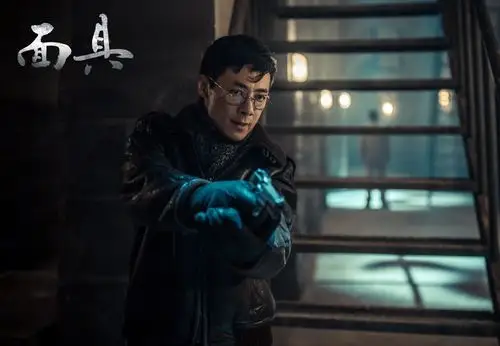 从设定上,《面具》这部谍战剧便区别以往"中共地下党员潜伏于敌营"的