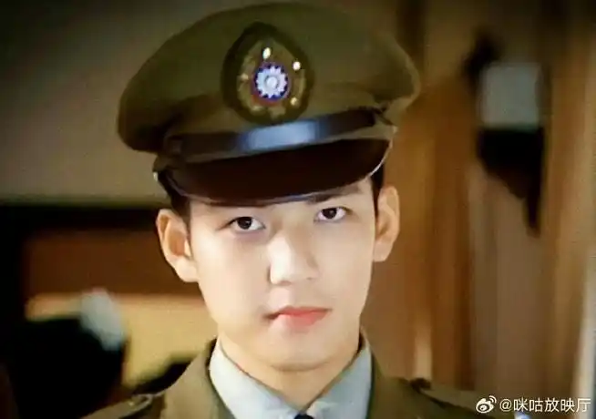 没有@钟汉良一身戎装,正气凛然,汉良哥和民国军装的适配度已经next