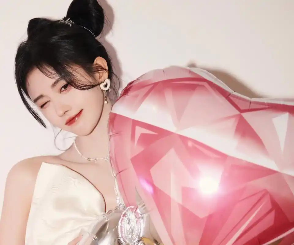 鞠婧祎蝴蝶结白色抹胸裙照片 身材苗条腰肢盈盈一握