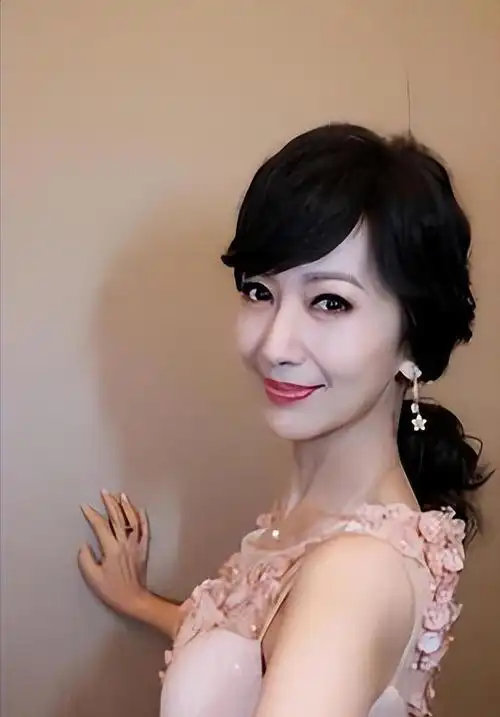 赵雅芝的3个儿子:老大47岁老二44岁老三37岁,个个都很优秀