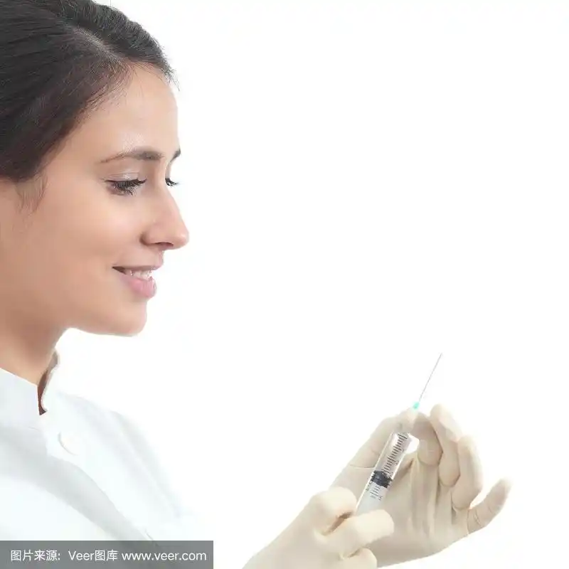 漂亮的护士准备注射器