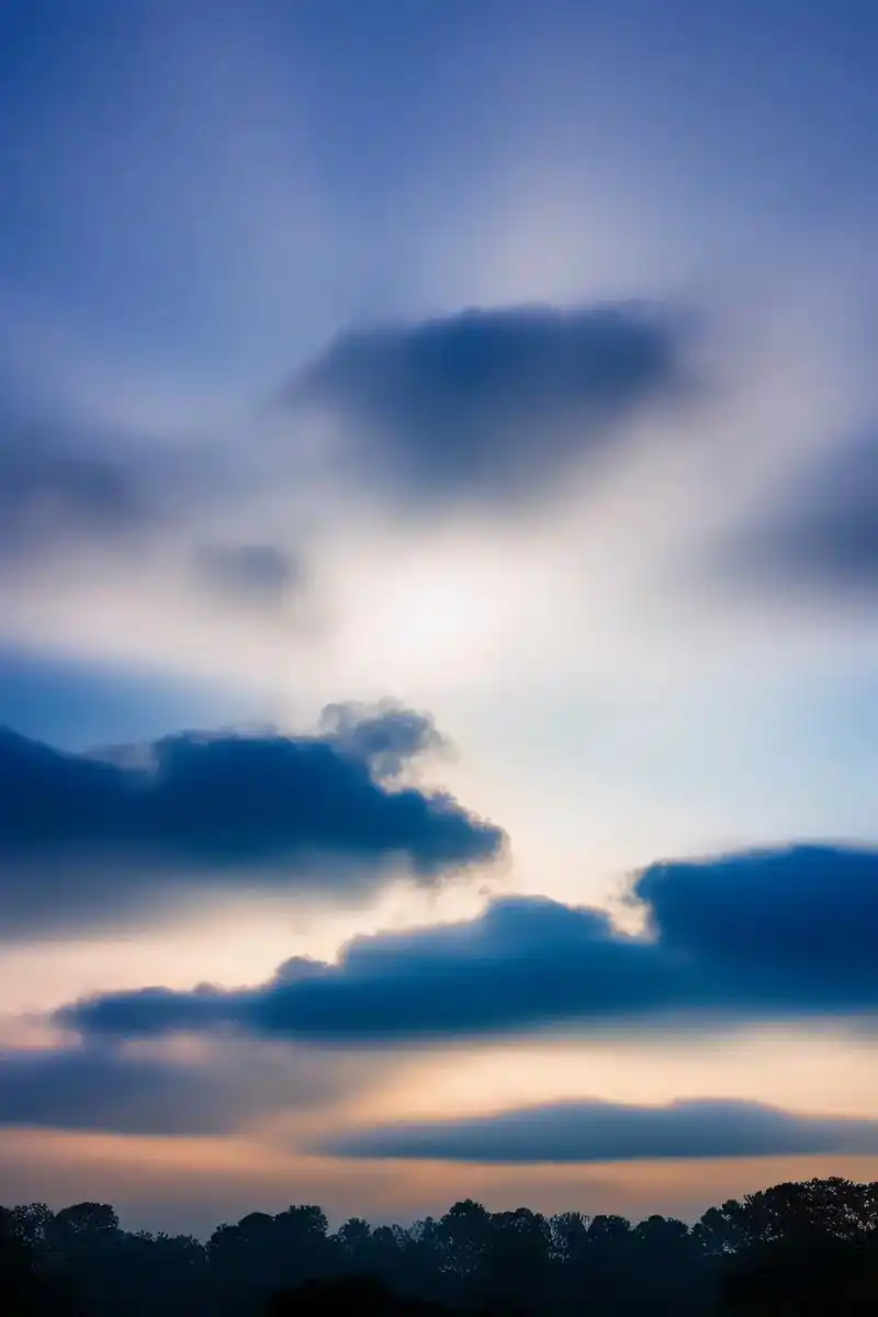 云.清晨,天空中的云虽然不多,但是很美,在朦胧的雾中,呈现出 - 抖音