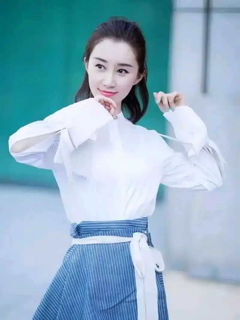 舒畅,1987年12月1日出生于中国吉林省白山市,自幼在北京长大  毕业于