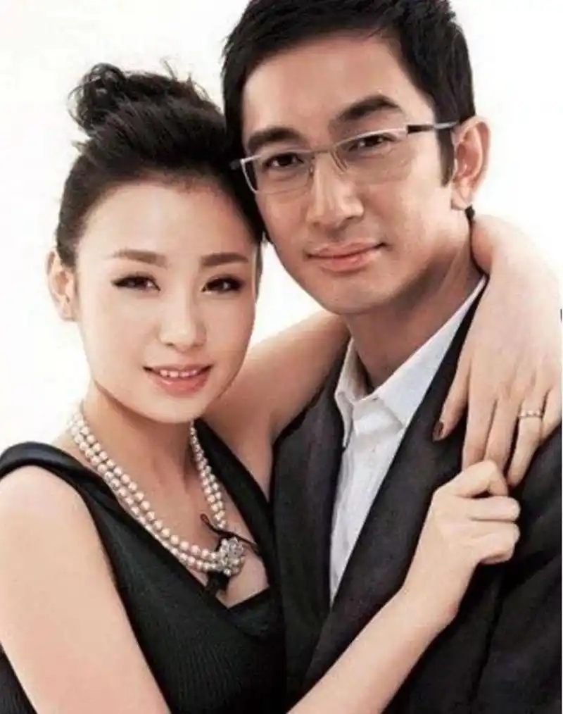 随后,吴启华被爆出惊天丑闻,有媒体称:吴启华中了金巧巧的圈套