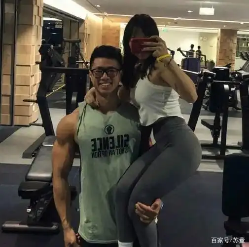 多健身者的追求,那么一对拥有如此好身材的男生女生在健身房里撒狗粮