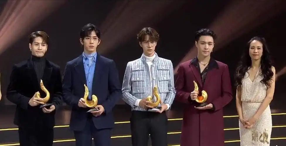 原创微博之夜男神女神颁奖张艺兴拉手王一博四位女神现场走秀