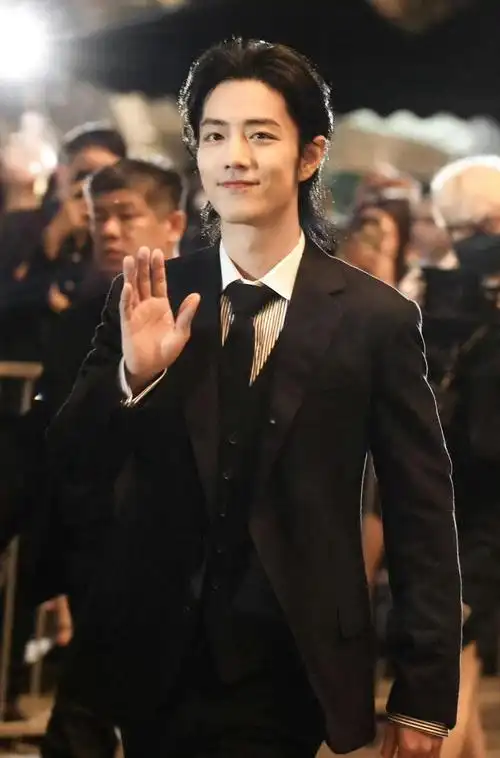 肖战今晚路透,一身黑西装狼尾大背头,松弛内敛……|肖战|大背头|拉夫