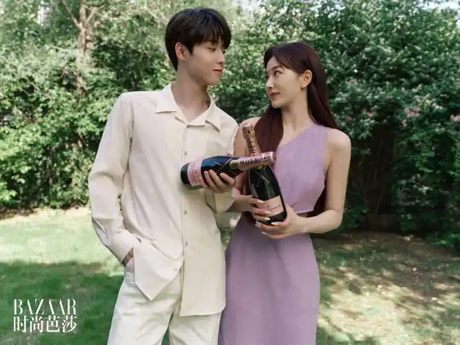《时尚芭莎》吴宇恒孔雪儿cp大片,立夏,微风,树荫以及依偎对视.
