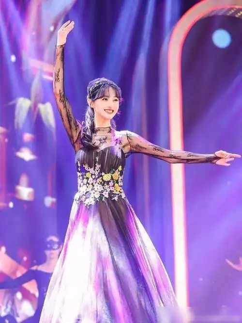 穿着郑爽跳舞晚礼服,分手后改变"事业爽",颜值回到巅峰?