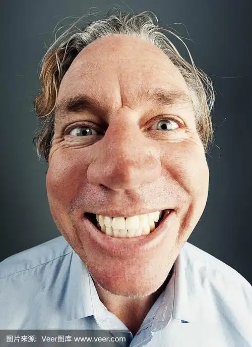 快乐的人露出灿烂的笑容,被鱼眼镜头扭曲