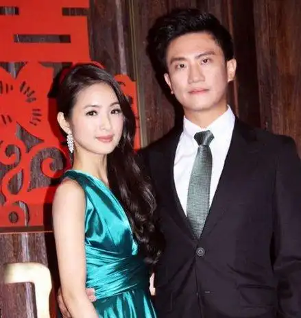 林依晨与老公林于超合照