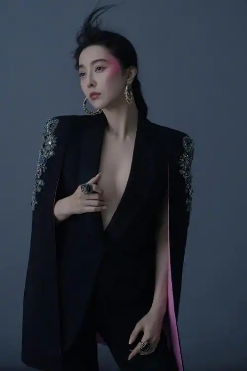 范冰冰为复出也是拼了,深v领直到腹部,38岁风韵依旧