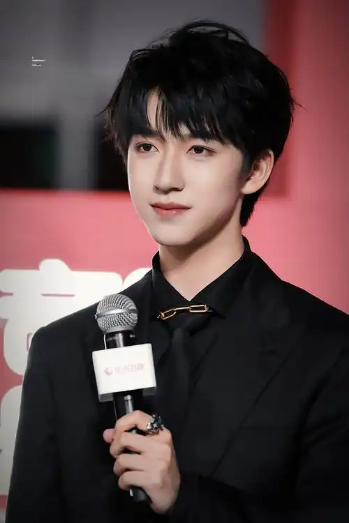 贺峻霖黑色西装造型气质好绝少年初长成期待一会舞台