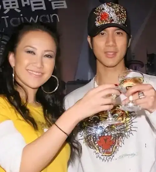 "电臀天后"李玟凭屁股出名,嫁洋老公后9次试管依旧没怀上孩子|王力宏