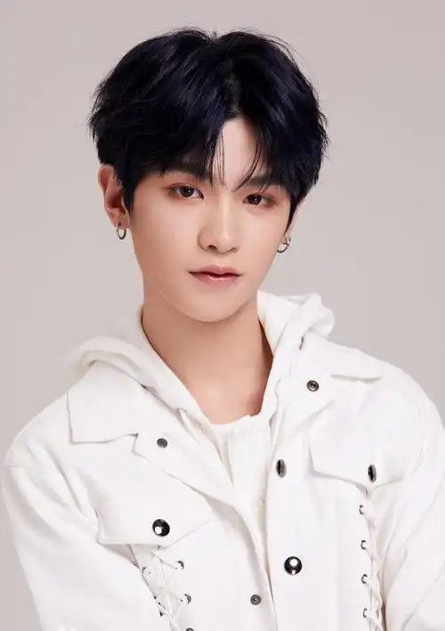 黄明昊个人资料简介黄明昊走秀假摔现场气氛有多搞笑