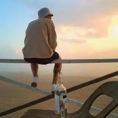 海边男头像背影高清侧脸伤感帅哥必用的意境男头像高清图片