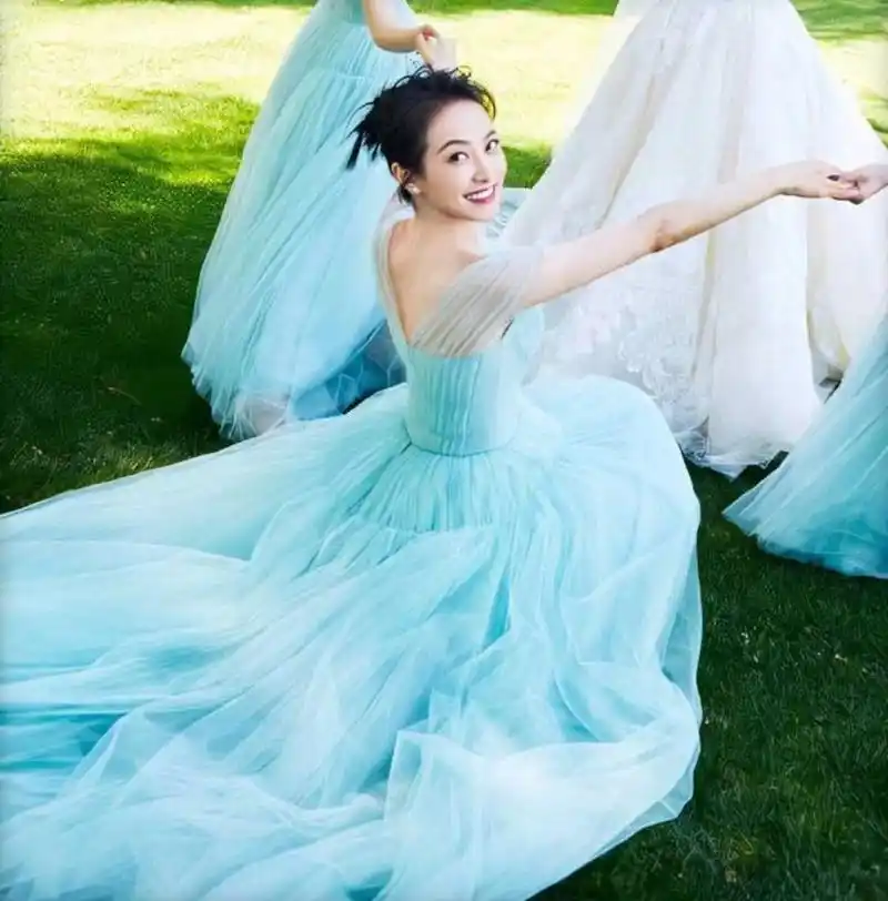 宋茜结婚了,难得一见的婚纱造型,皮肤白皙妆容精致,最美新娘子