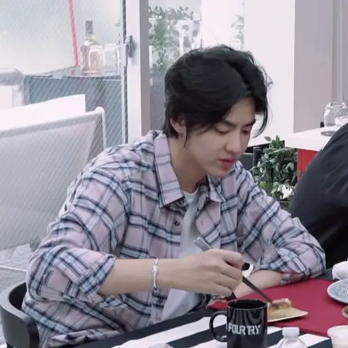 潮流合伙人吴亦凡同款格子衬衫休闲韩版宽松复古情侣条纹外套衬衣