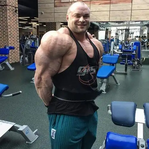 俄罗斯肌肉巨兽的块头令人过目不忘硕大的肩膀围度不输脑袋