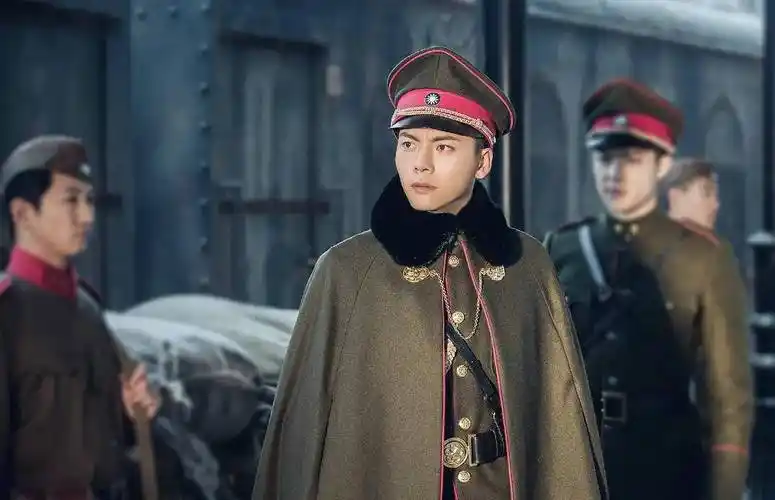 《王牌部队》演员穿军装,肖战气场强大,黄景瑜被批像小混混_军人_体态